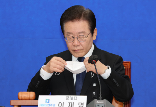 이재명 더불어민주당 대표가 9일 오전 서울 여의도 국회 본관에서 열린 최고위원회의 - 산업재해 없는 안전한 노동 편에 참석해 마스크를 벗고 있다.<연합뉴스>